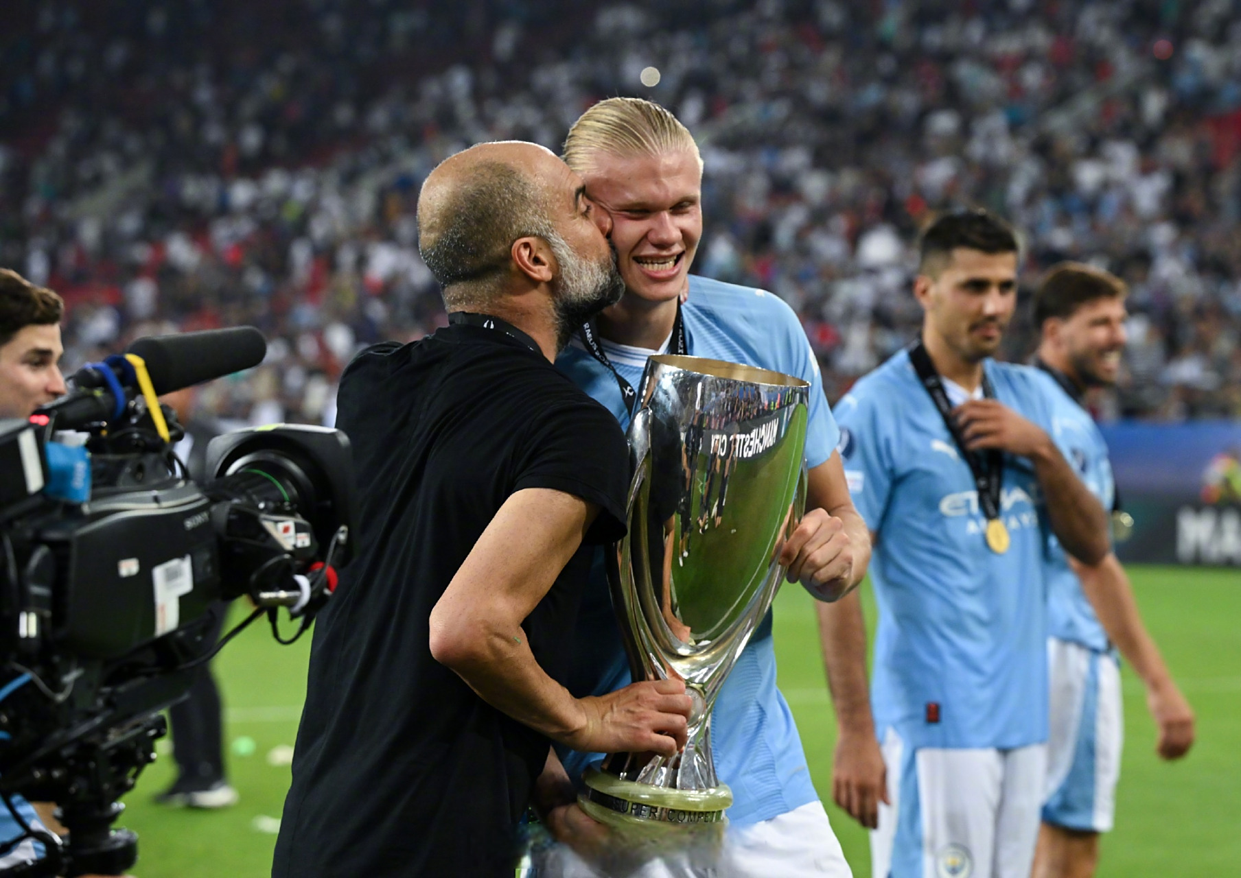 曼联窗口期复出首秀，志在欧超杯名次提升，引发热议，控场能力受关注(欧超杯皇马vs亚特兰大直播在线看)-多米网址